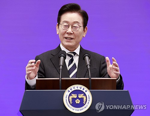 李대통령, 대북전단 논란에 "사과생각도 하지만…종북몰이 걱정"