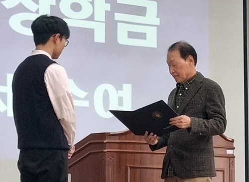 '일제차 출입금지' 골프장대표, 모교에 장학금 3천만원 기탁