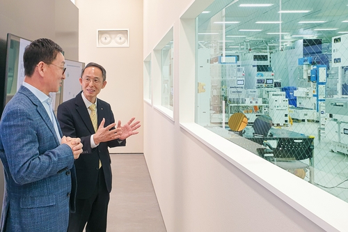 "미래산업 핵심은 AI", 반도체 장비업체 찾은 수은 행장