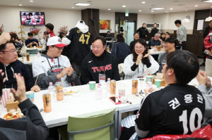 차명석 단장의 공약이행…LG, 팬과 함께 우승 기념 맥주파티