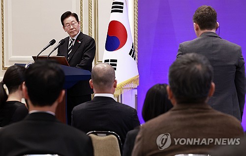 李대통령 '北 억류 국민' 질문에 "조금 더 알아보고 판단"