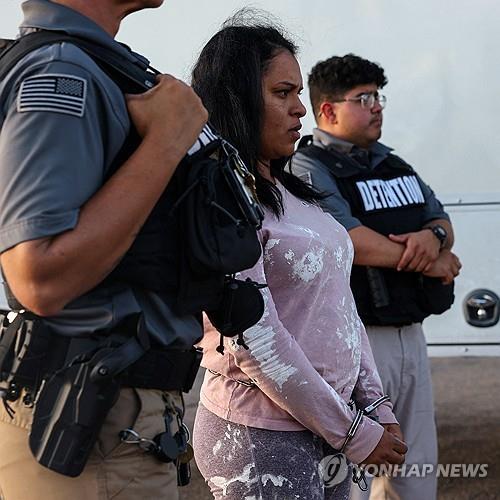 트럼프 행정부, '입국금지' 19개국 출신 이민신청 처리 중단