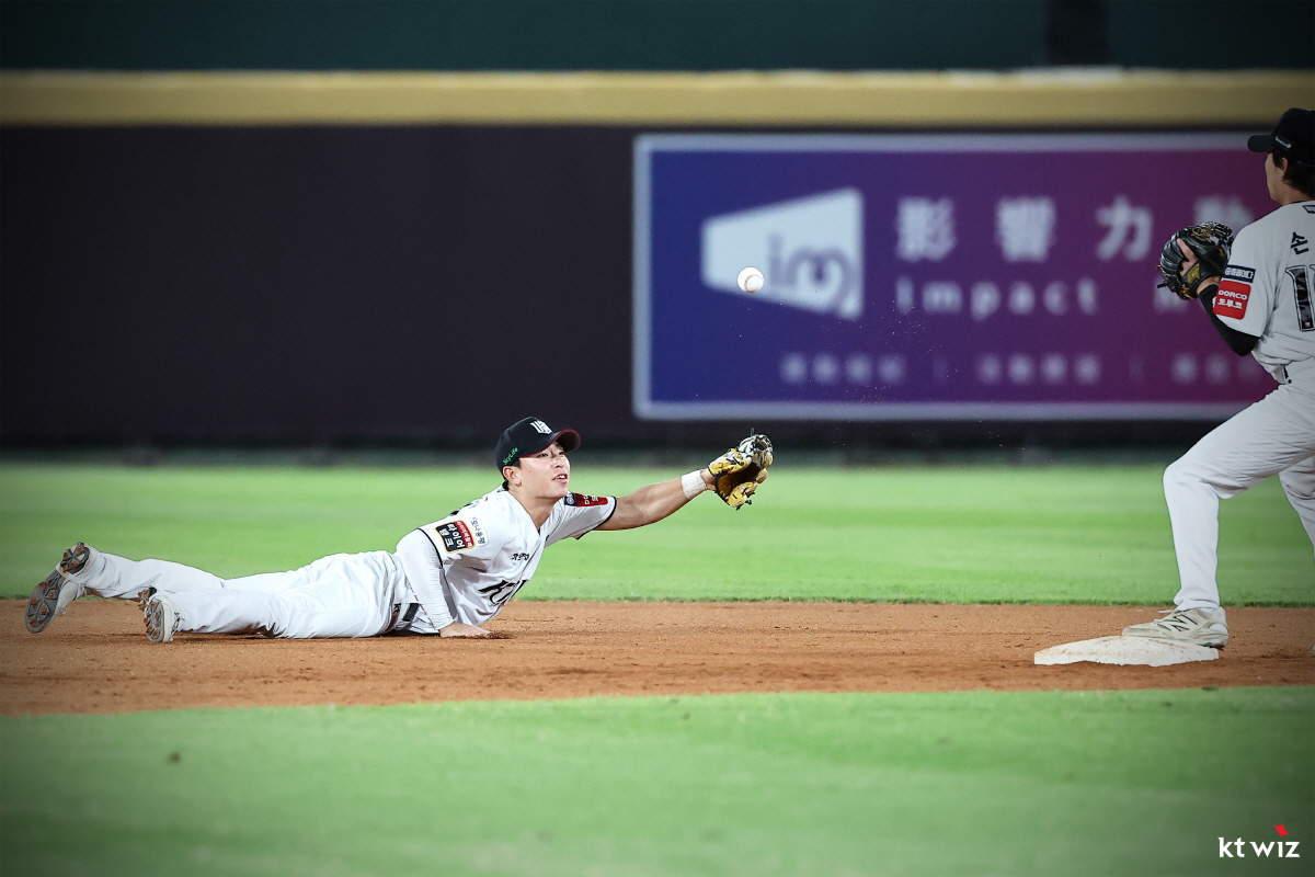 박찬호 놓쳤는데 웃음이 나오다니...18세 신인이, 80억 유격수를 잊게…