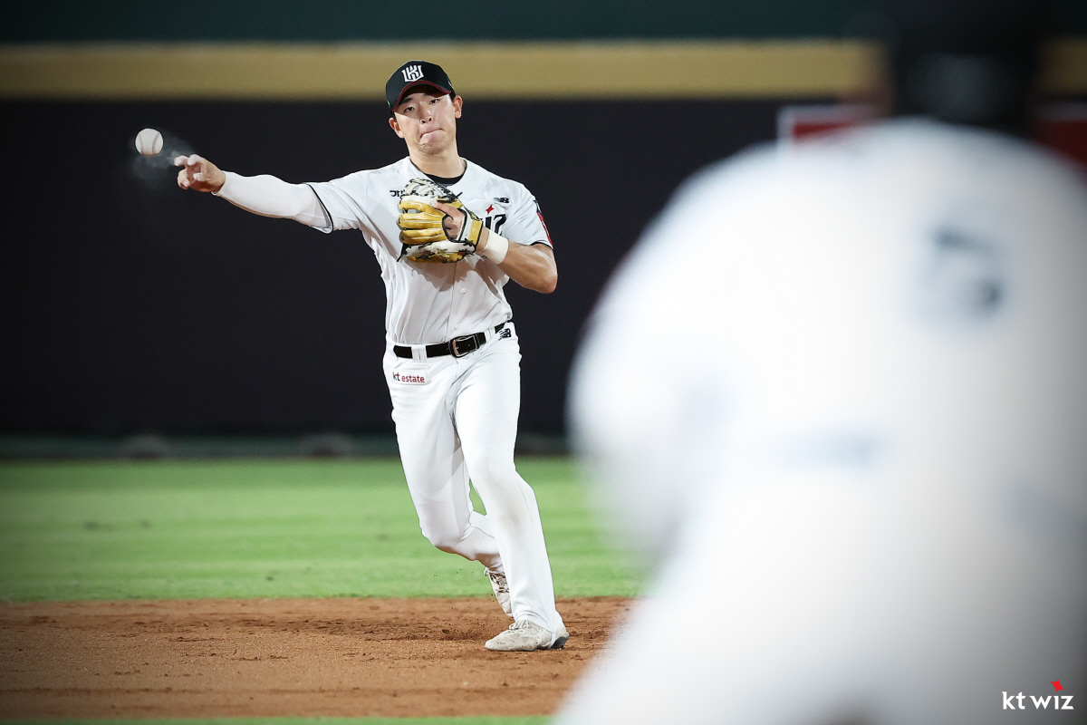 박찬호 놓쳤는데 웃음이 나오다니...18세 신인이, 80억 유격수를 잊게…