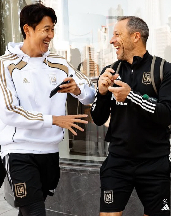 "손흥민 함께할 수 있어 큰 영광" LA FC 오피셜, '적→스승→친구'…