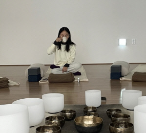 '요가원 원장' 이효리, 직접 가르치는 모습 찍혔다...현장 분위기 '완전 힐링'