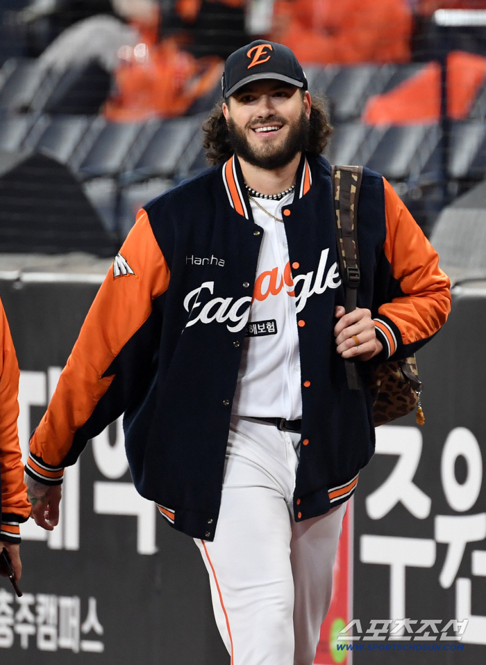 "훈련 중 바닷가에서 태닝하다 혼났었는데" 폰세 ML 귀환에 일본도 놀랐다