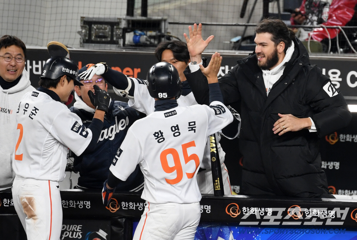 "훈련 중 바닷가에서 태닝하다 혼났었는데" 폰세 ML 귀환에 일본도 놀랐…