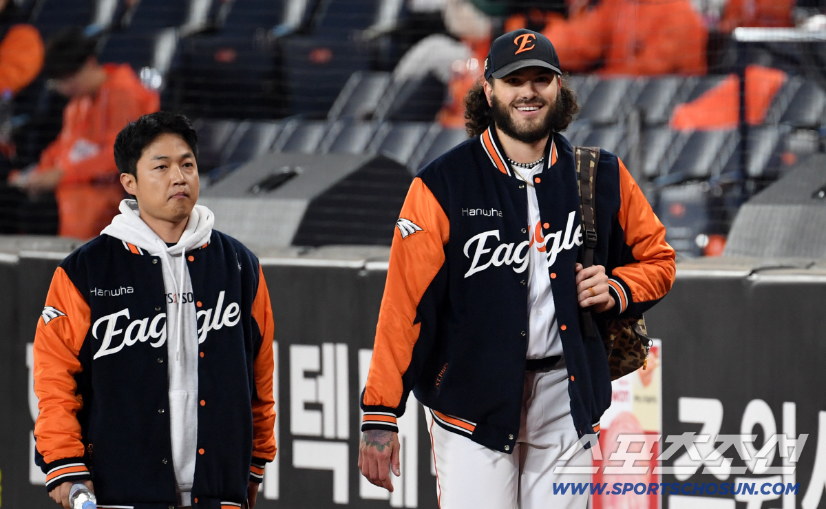 "훈련 중 바닷가에서 태닝하다 혼났었는데" 폰세 ML 귀환에 일본도 놀랐…