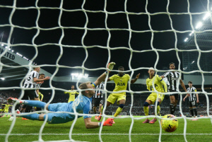 '손케듀오 시절엔 상상도 못한 일' 기묘한 토트넘, '수비수'가 멀티골 넣어야 승점 따는 암훌한 현실