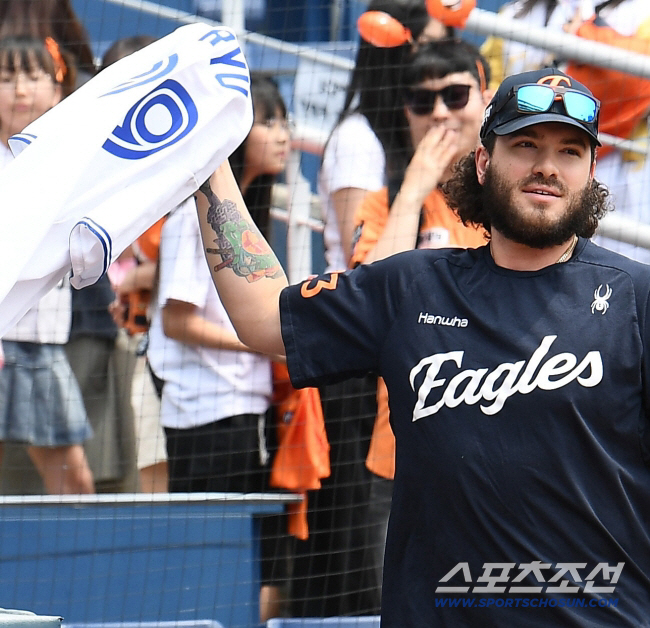 "류현진 아직도 엄청 큰 커피 2잔 들고 와?" 폰세 440억 잭팟, 왜…