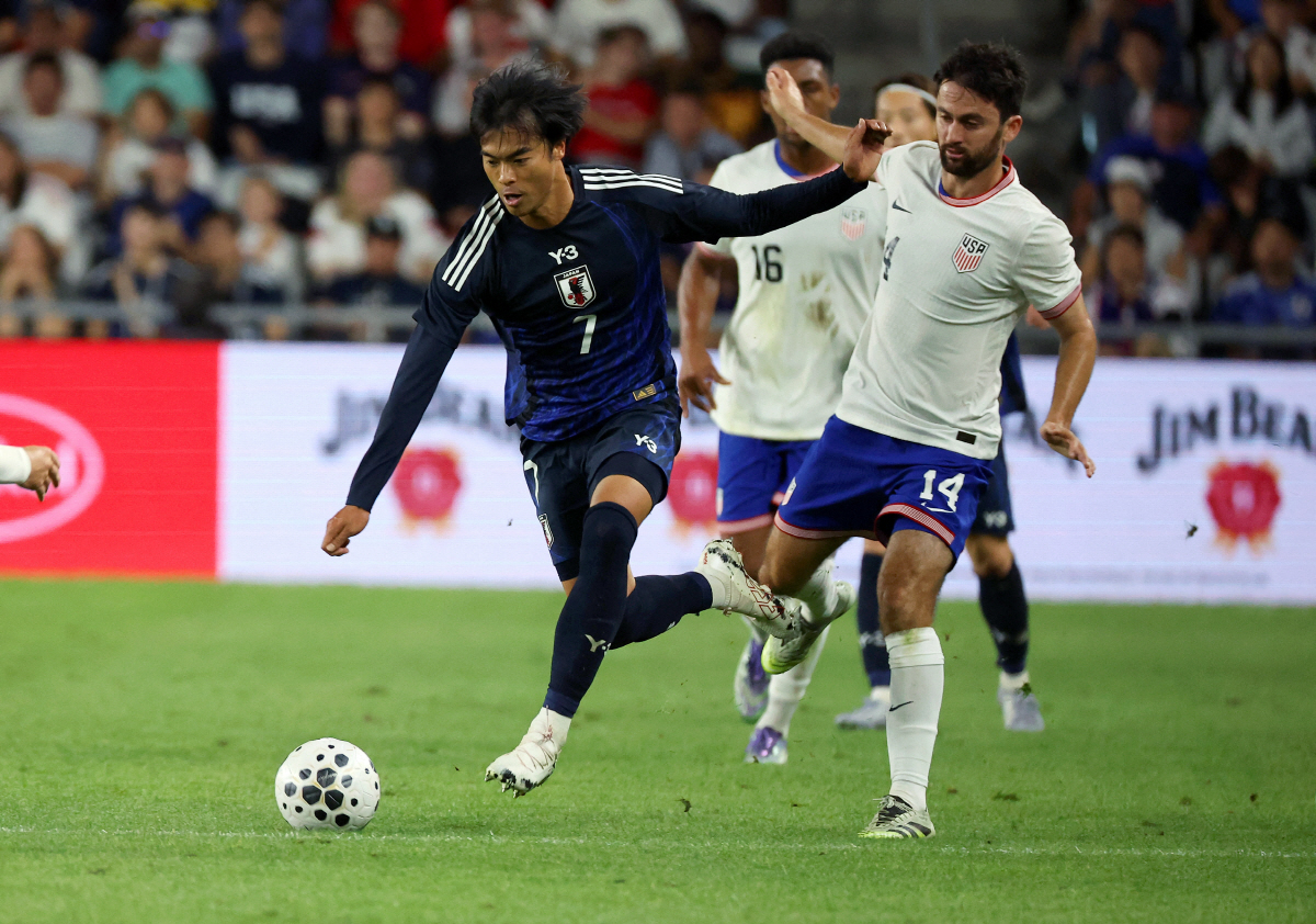 "감히 전범 일본군 사진을 올려?" 친일구단 논란 브라이튼, 14억 대륙…