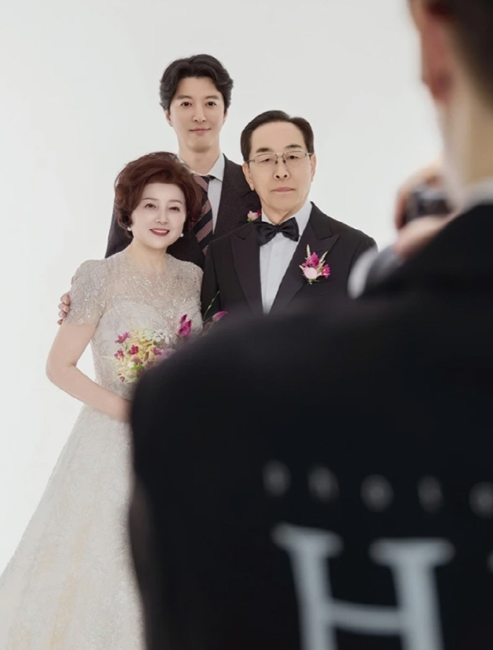 이동건, 이혼후 첫 가족사진..붕어빵 세 식구, 우월한 유전자 자랑