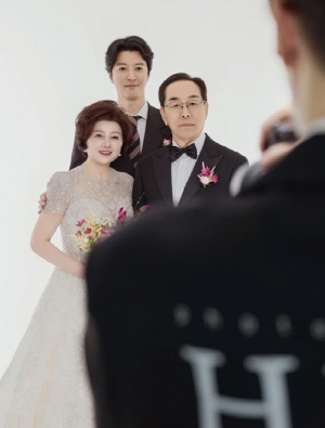 이동건, 이혼후 첫 가족사진..붕어빵 세 식구, 우월한 유전자 자랑