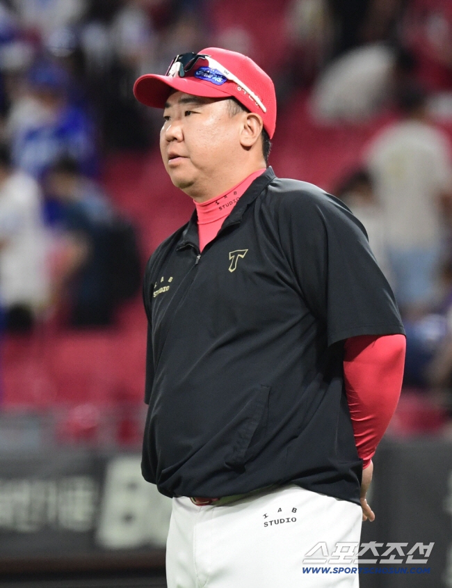 "감독님 죄송합니다" 최형우의 전화, "우승 2번 시켜준 선수" 이범호 …