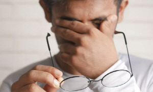 새벽까지 게임 30대 '눈 중풍'으로 시력 영구 손상, 무슨 질환?