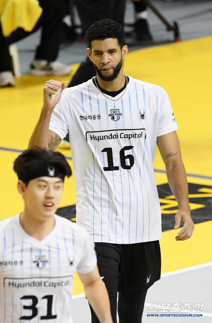 "왜 지치지 않지? 66번이나 때렸는데…" 프랑스 명장도 놀랐다. 35세 레오의 체력 [천안브리핑]