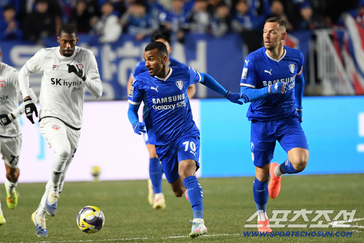 [포토] 세라핌-일류첸코, 빠르게 돌파