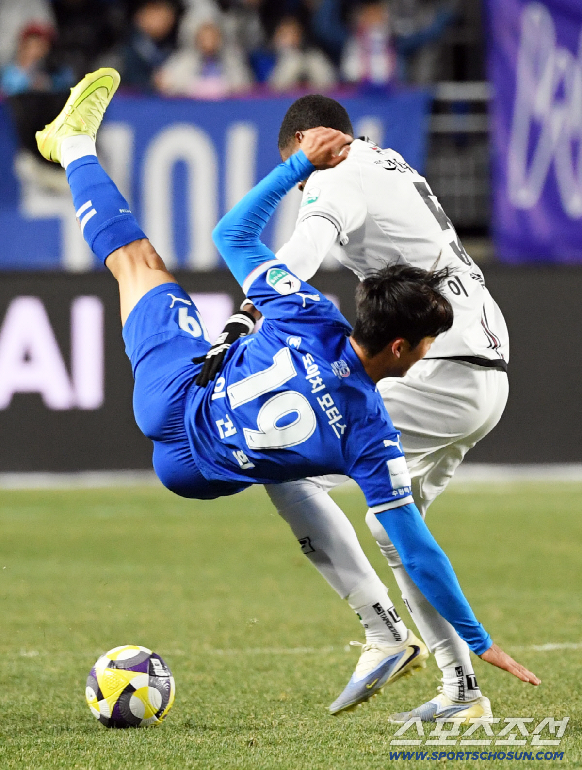 [포토] 이건희-이탈로, 거친 몸싸움