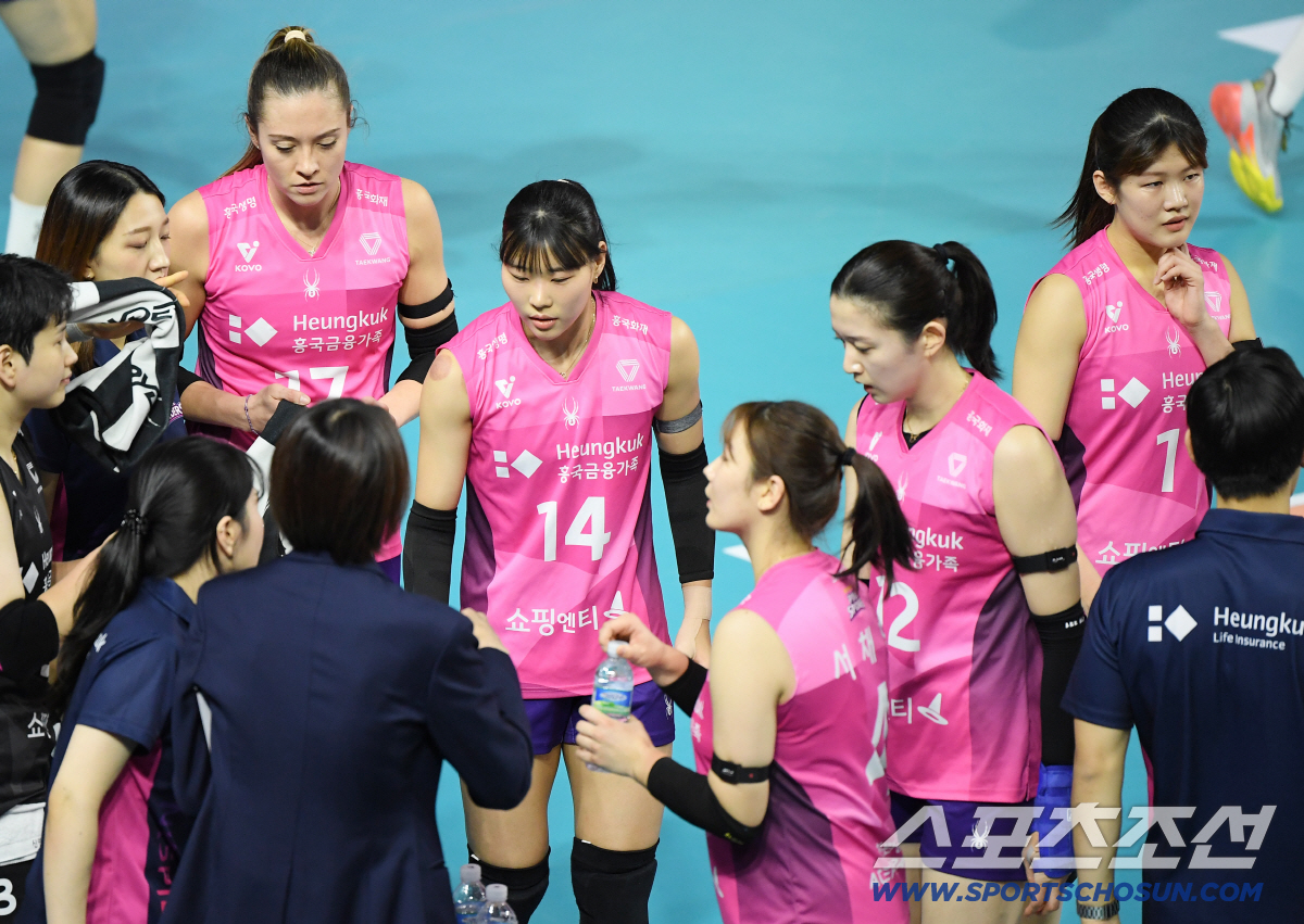 [포토] 아쉬워하는 흥국생명 선수들