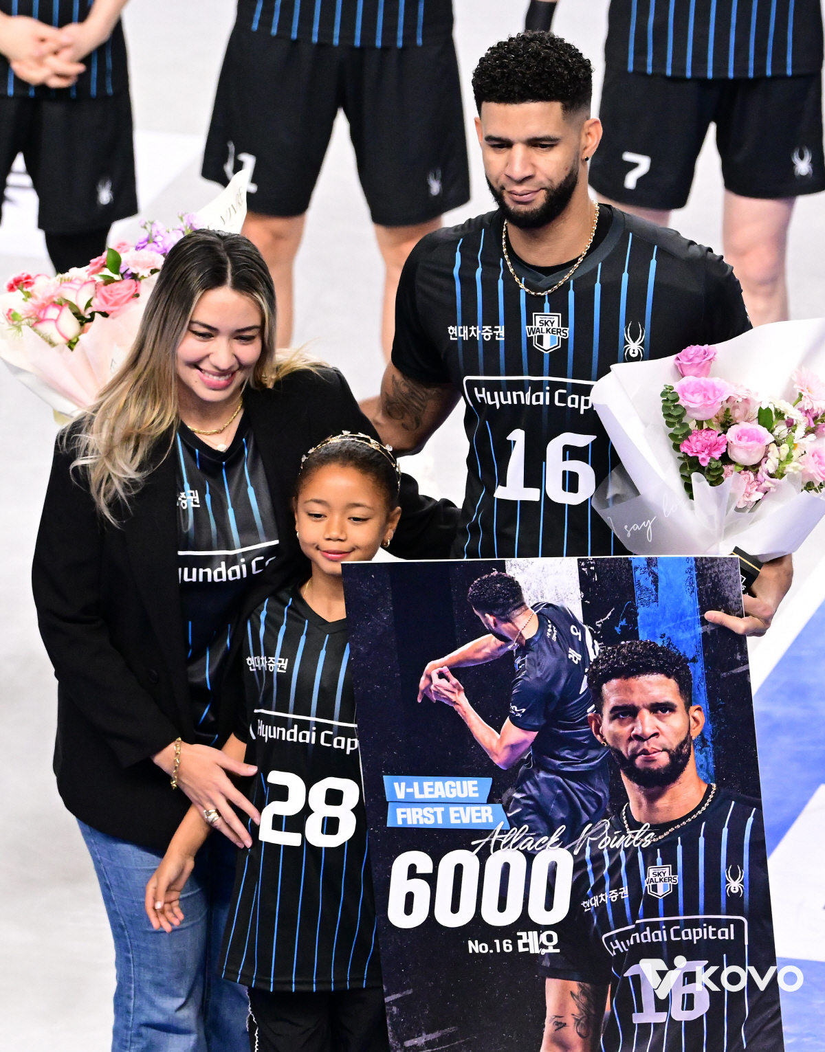 '레오 6000득점→허수봉 3000득점' 현대캐피탈, 싱겁게 셧아웃 완승…