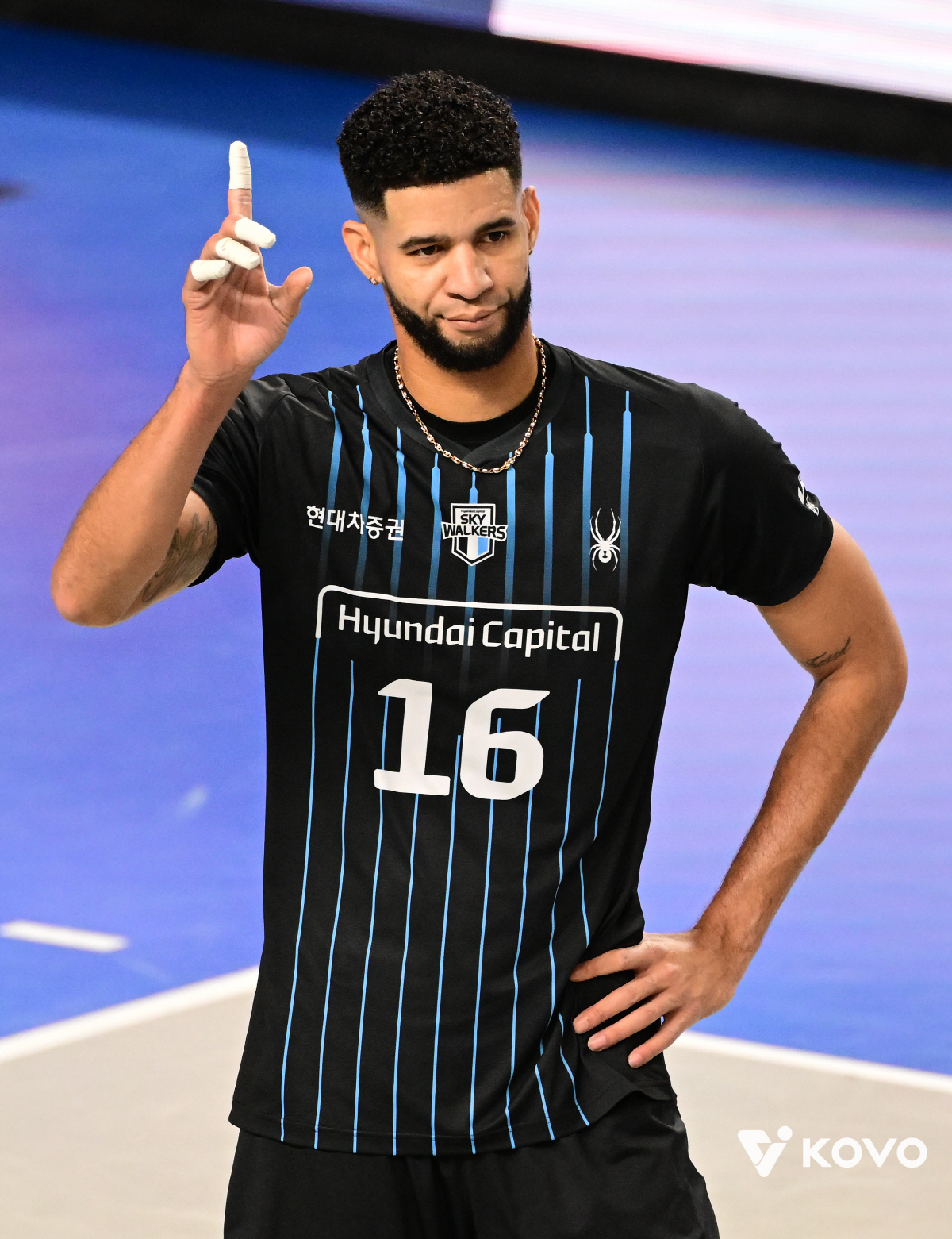 '레오 6000득점→허수봉 3000득점' 현대캐피탈, 싱겁게 셧아웃 완승…