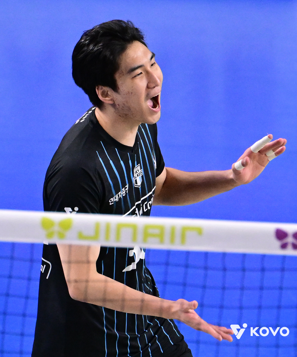 '레오 6000득점→허수봉 3000득점' 현대캐피탈, 싱겁게 셧아웃 완승…