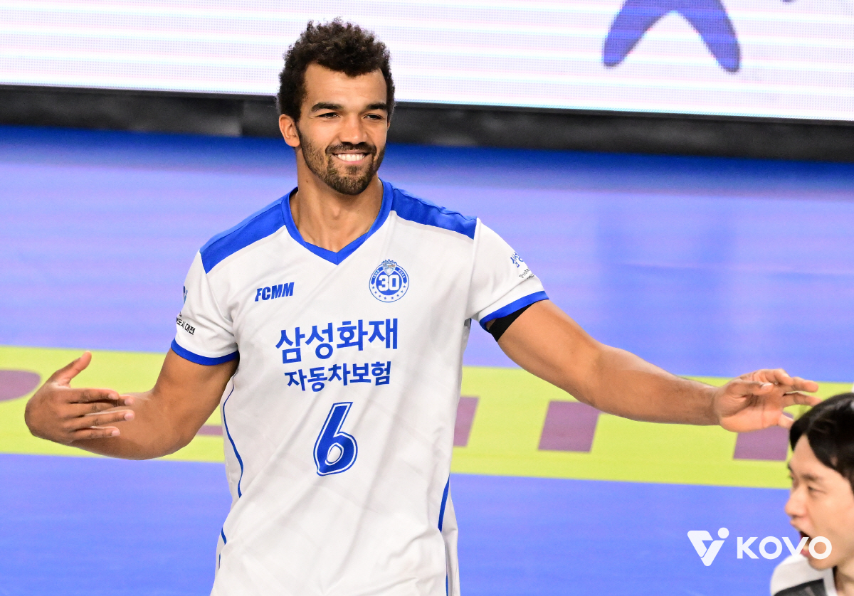 '레오 6000득점→허수봉 3000득점' 현대캐피탈, 싱겁게 셧아웃 완승…