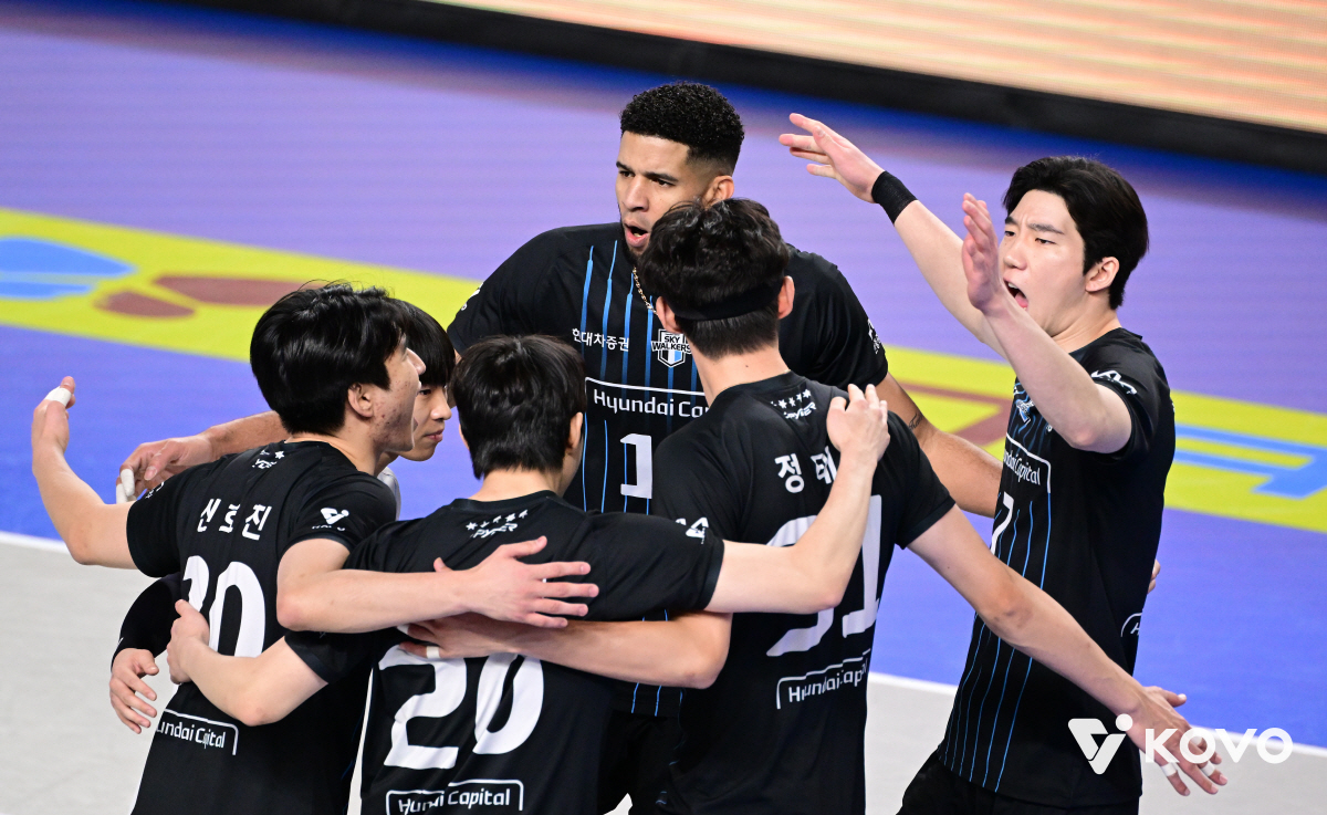 '레오 6000득점→허수봉 3000득점' 현대캐피탈, 싱겁게 셧아웃 완승…