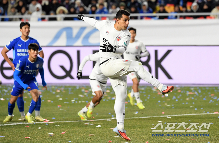 명가 재건 또 빨간불! 'K리그2 최강 화력'이 'K리그1의 벽'에 막혔다...수원, 승강 PO 1차전 제주 상대 0-1 패배[현장리뷰]