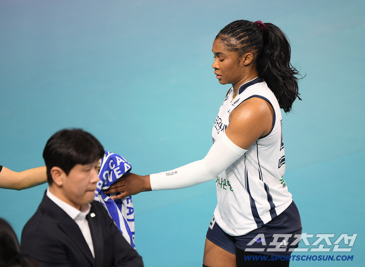 [포토] 아쉬워하는 모마와 김종민 감독