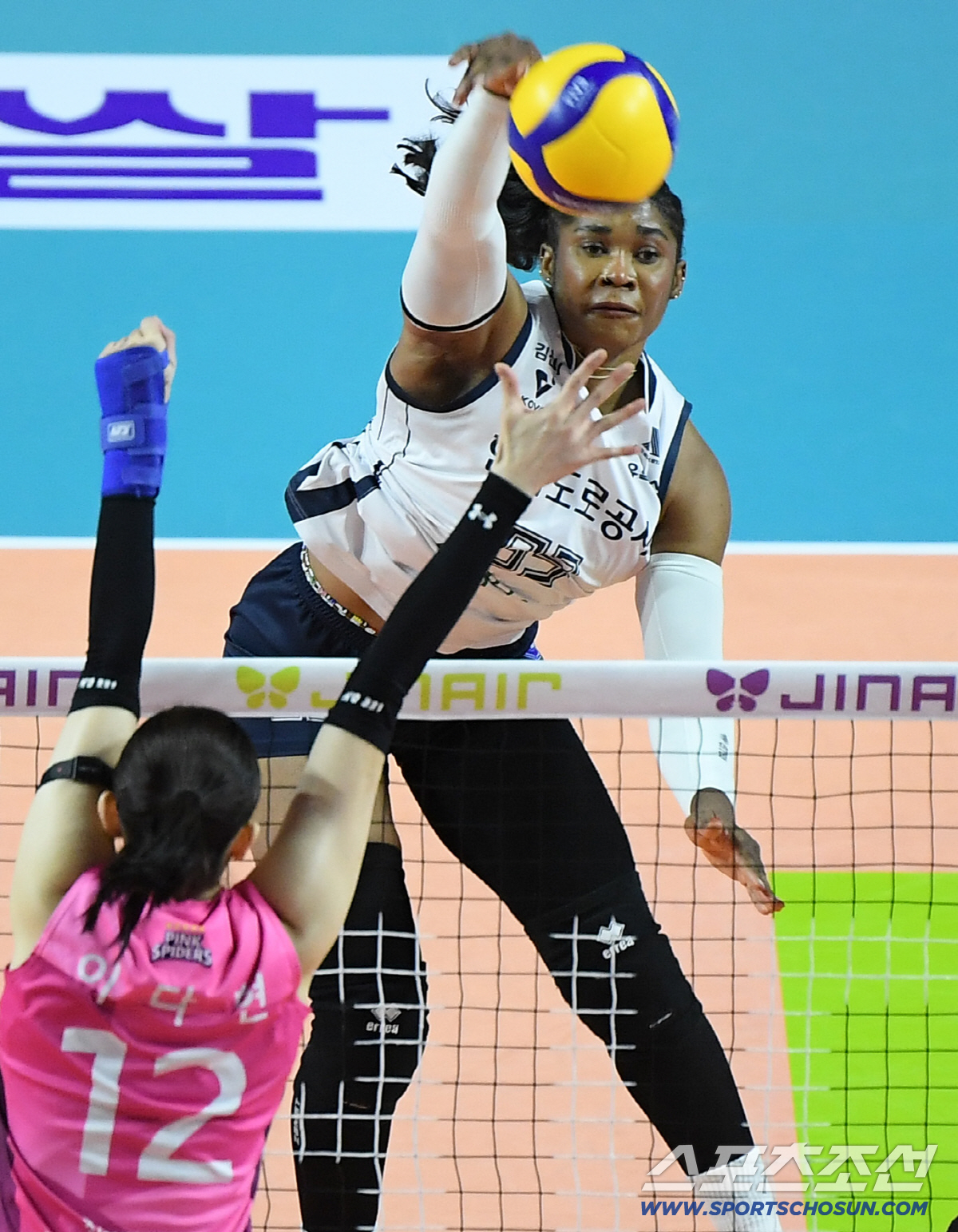 '0:2→3:2' 레베카 '원톱' 흥국생명, '절대 1강' 도로공사 11…