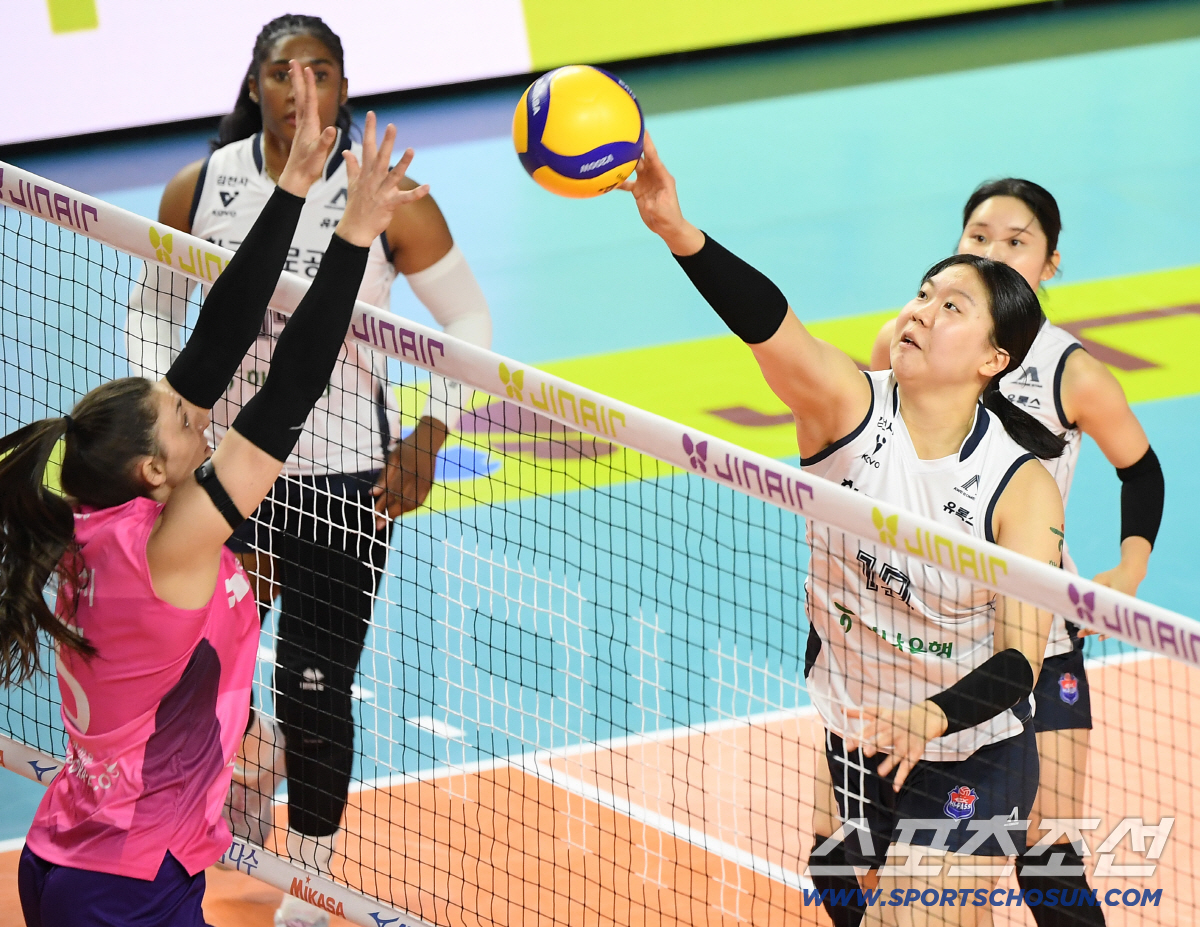 '0:2→3:2' 레베카 '원톱' 흥국생명, '절대 1강' 도로공사 11…