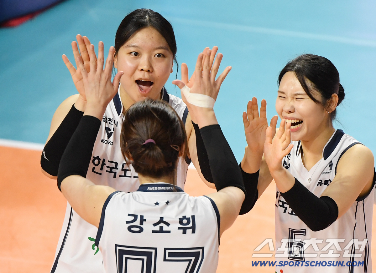 '0:2→3:2' 레베카 '원톱' 흥국생명, '절대 1강' 도로공사 11…