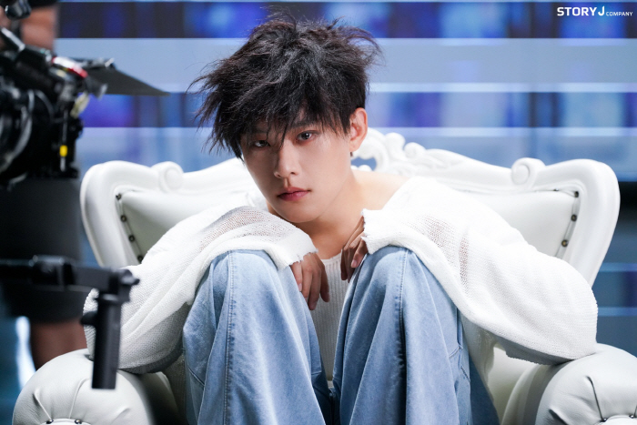 배우 김성철, 뮤지컬 '데스노트' 포스터 비하인드 컷 공개…'3년 만에 돌아온 철엘(L)' 내년 1월 다시 무대에 선다![고재완의 컬처&]