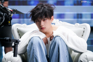 배우 김성철, 뮤지컬 '데스노트' 포스터 비하인드 컷 공개…'3년 만에 돌아온 철엘(L)' 내년 1월 다시 무대에 선다![고재완의 컬처&]