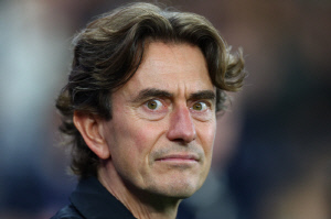 프랭크 감독 전격 경질→