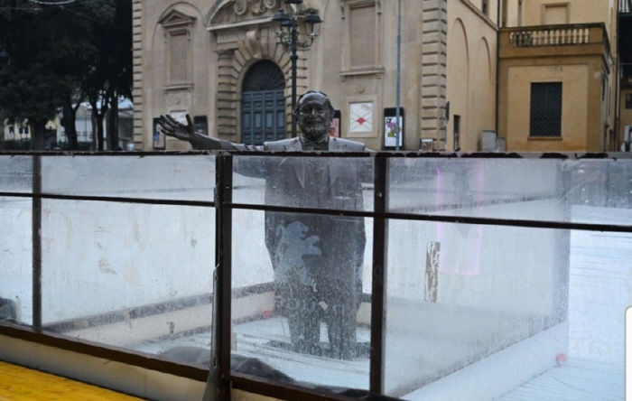 파바로티 동상, 공사로 우스꽝스럽게 갇혀..유족 “고인 모욕” 분통