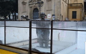 파바로티 동상, 공사로 우스꽝스럽게 갇혀..유족 “고인 모욕” 분통