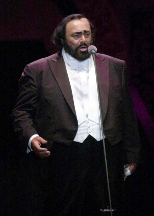 파바로티 동상, 공사로 우스꽝스럽게 갇혀..유족 “고인 모욕” 분통