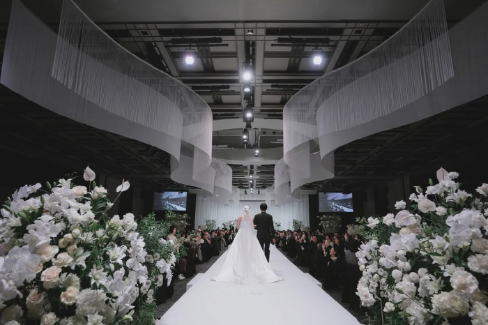 함은정, 6천만원 드레스 대신 선택한 웨딩드레스...♥김병우와 투샷 첫 …