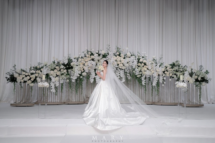 함은정, 6천만원 드레스 대신 선택한 웨딩드레스...♥김병우와 투샷 첫 …