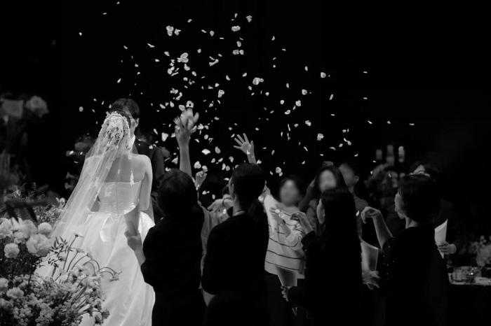 함은정, 6천만원 드레스 대신 선택한 웨딩드레스...♥김병우와 투샷 첫 …