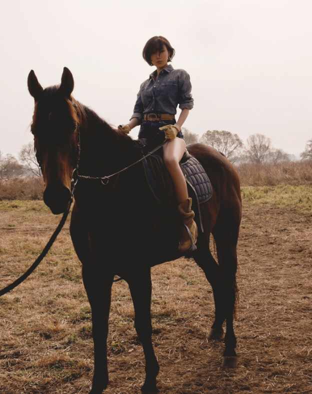 화사, 웨딩드레스 벗고 말 위로…청룡 이어 또 파격 "MARIA"