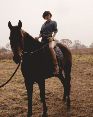 화사, 웨딩드레스 벗고 말 위로…청룡 이어 또 파격 