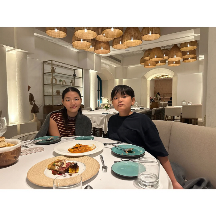 이윤진, 발리서 자식 농사 대성공...14세 딸, '모의UN 참가' 상 …