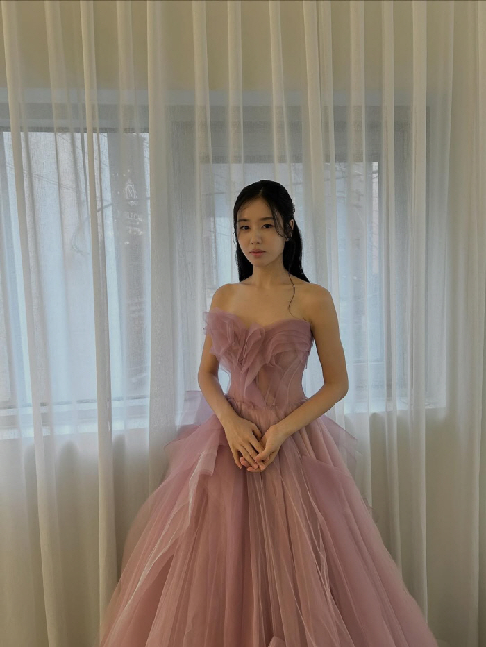 안은진, '뼈말라' 되더니 핏도 남달라...가녀린 어깨 드러낸 '우아한' 드레스 자태