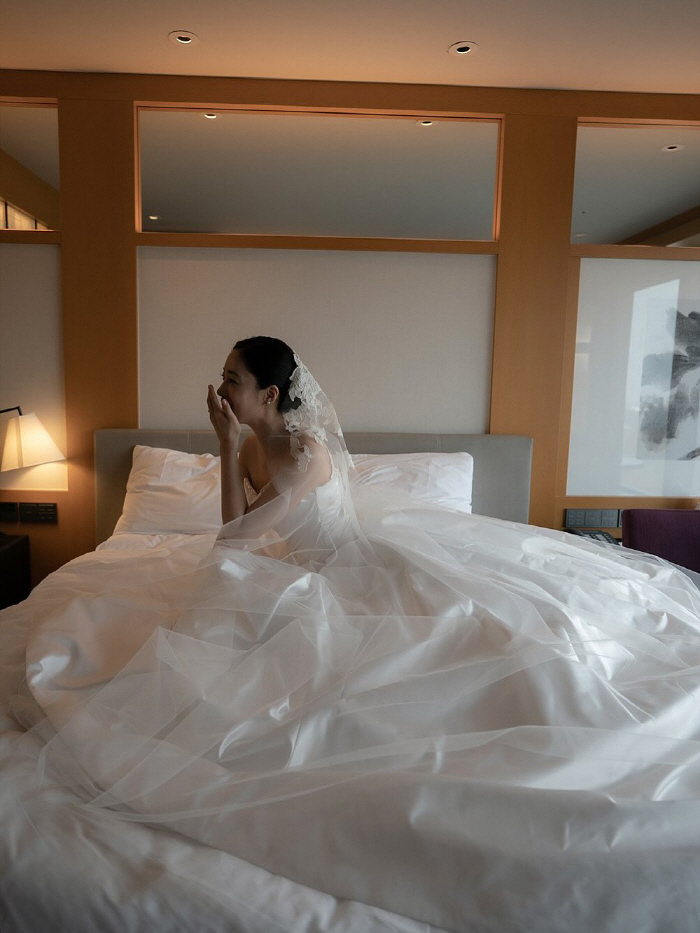 함은정, 호텔 침대서 신났네…♥김병우 감독과 결혼식 현장 대방출[SC이슈]