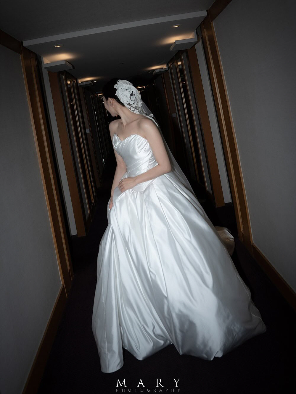 함은정, 호텔 침대서 신났네…♥김병우 감독과 결혼식 현장 대방출[SC이슈…