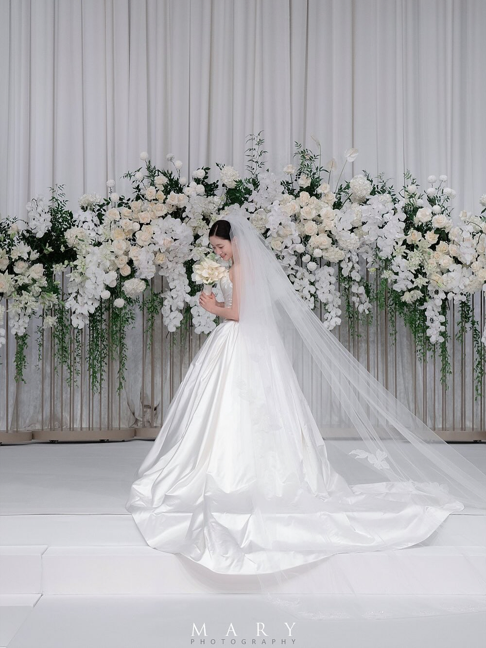 함은정, 호텔 침대서 신났네…♥김병우 감독과 결혼식 현장 대방출[SC이슈…